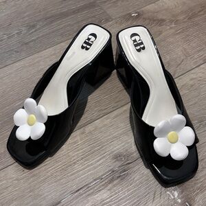 Gianni Bini Black Chunky Heel Mule With White Flower Accent